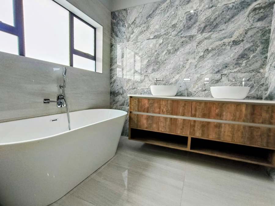 4 Bedroom Property for Sale in Fountains Estate Eastern Cape